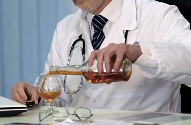 Lekár z Humenného ošetroval pacientov pod vplyvom alkoholu, za čin bol už raz odsúdený