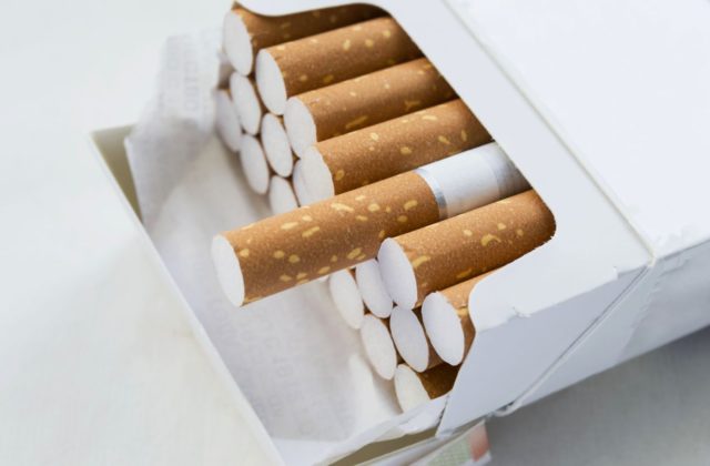 Ukrajina bojuje proti falšovaným tabakovým výrobkom, colníci zhabali stovky cigariet