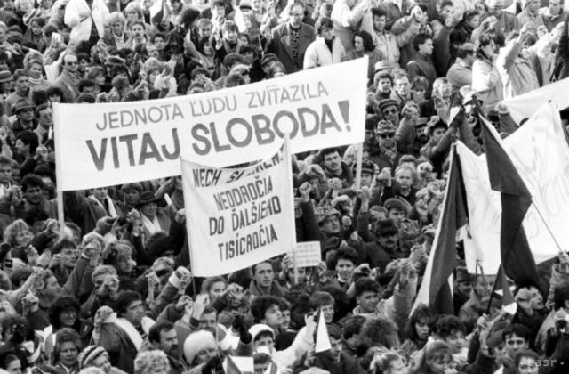 Nežná revolúcia nabrala pod Tatrami razantnejší spád až po desiatich dňoch, generálny štrajk mal byť pascou pre ľudí