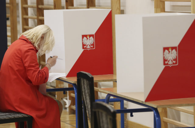 Poľskí poslanci schválili vládny plán, usporiadajú kontroverzné referendum spolu s parlamentnými voľbami