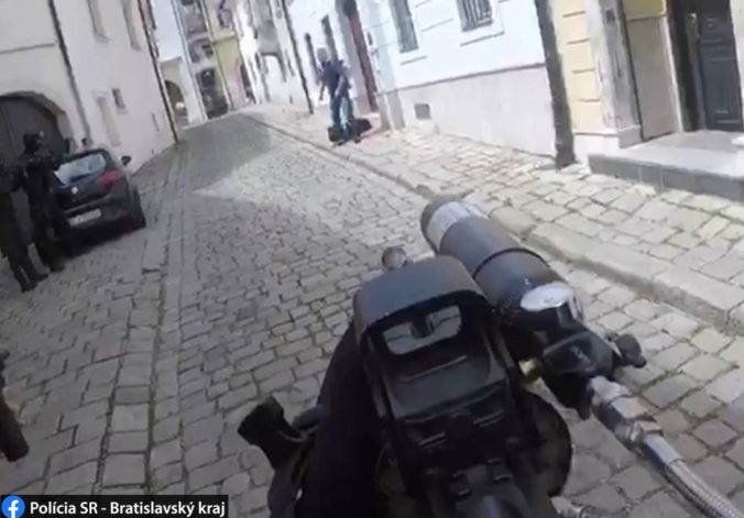 Bratislava, ozbrojený muž