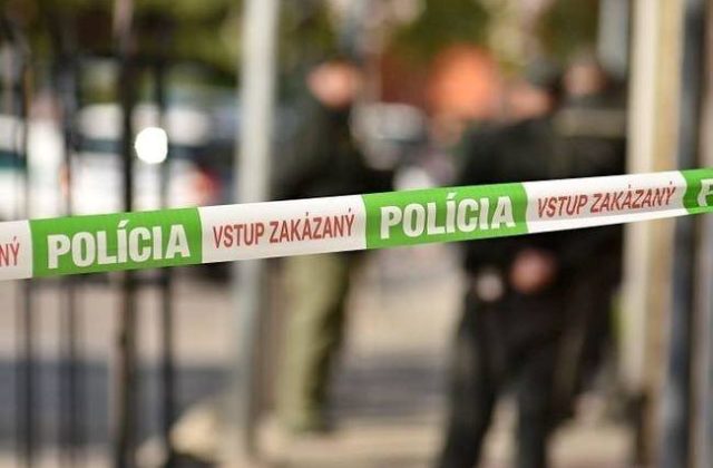 Policajti prehľadávali budovy súdov po celom Slovensku, pátrali po bombe