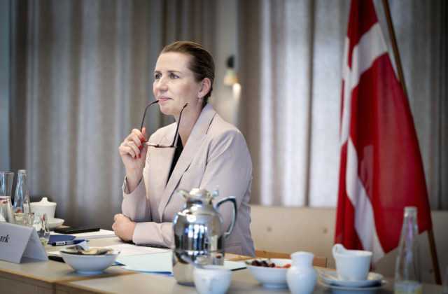 Dánska premiérka Mette Frederiksenová utrpela pri napadnutí v centre Kodane ľahké zranenie krku