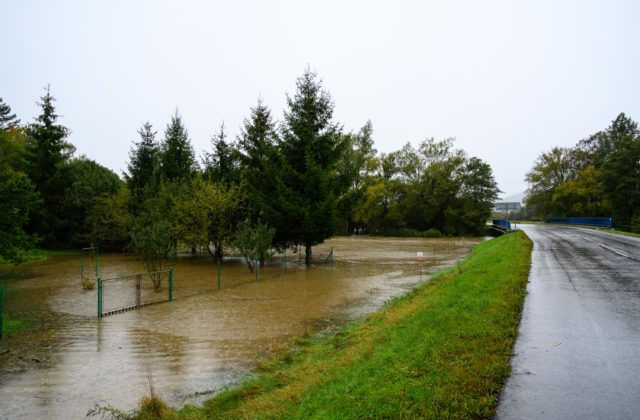Intenzívny dážď zdvihol v Česku hladiny riek, na jednej bol vyhlásený tretí povodňový stupeň