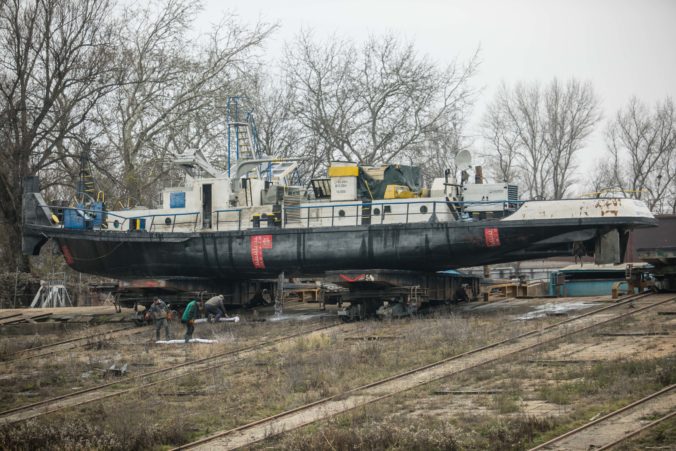 MP: Vyťahovanie potopeného remorkéra