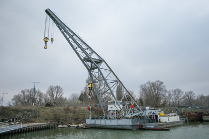 MP: Vyťahovanie potopeného remorkéra