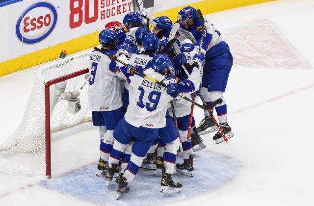 Slováci vybojovali prvý triumf na MS v hokeji do 20 rokov, o víťazstve nad Švajčiarmi rozhodol 17-ročný Chovan