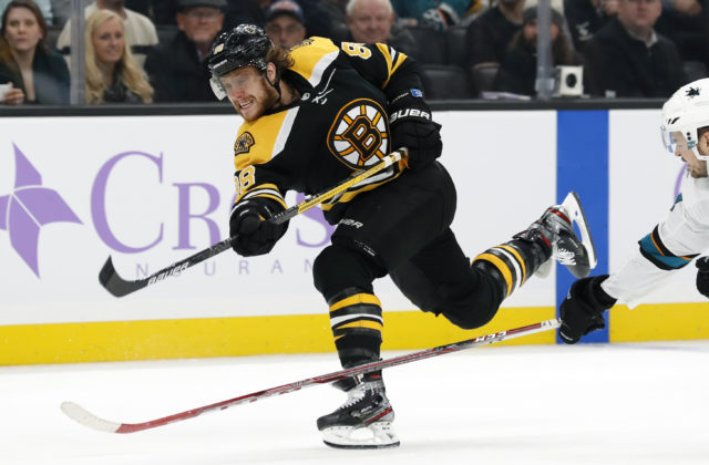 Tím Boston Bruins vytvoril v NHL nový rekord a môže pridať ďalší, Pastrňák má šancu prekonať Jágra