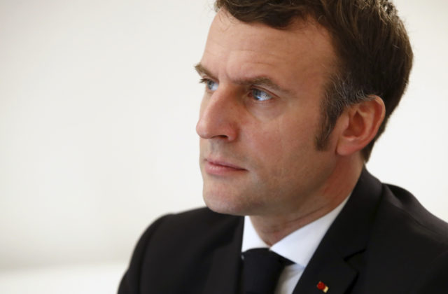 Francúzska vláda prežila hlasovania o vyslovení nedôvery, Macronova dôchodková reforma sa stane zákonom