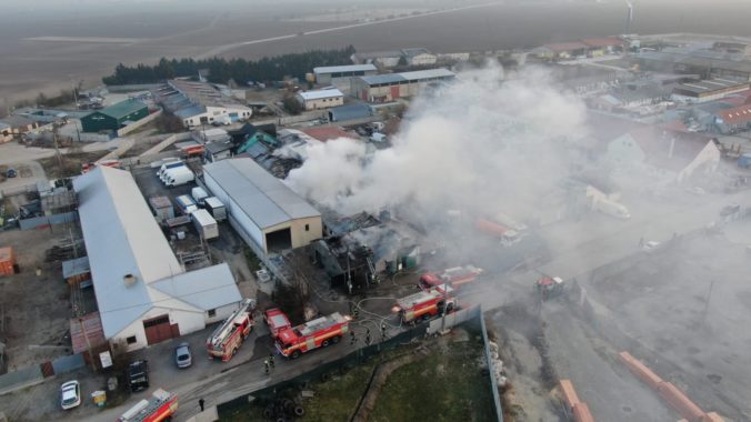 HASIČI: Zasahujú pri požiari v Seneci