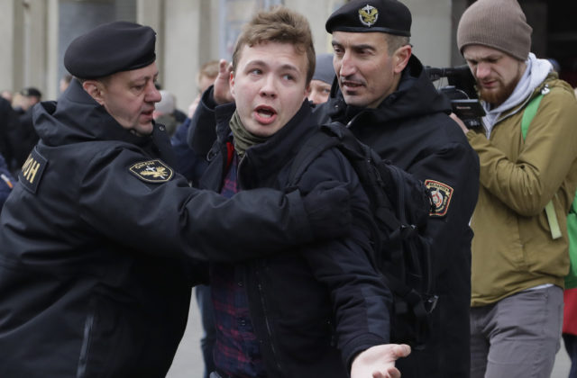 Novinár Pratasevič ide do väzenia, bieloruský súd ho odsúdil na osem rokov