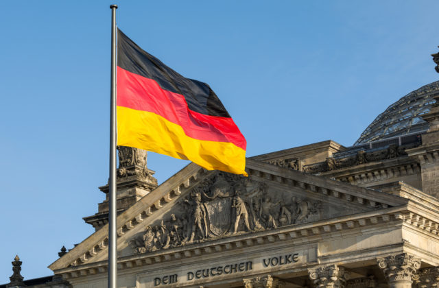 Nemecko plánuje zmierniť pravidlá získania občianstva pre prisťahovalcov, má to pomôcť ekonomike