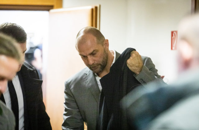 Obžalovaný podnikateľ Bödör sa dostavil pred súd v kauze podplácania, vinu odmietol (video)