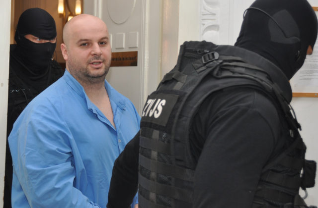 Proces s bývalým mafiánom Adamčom pokračuje, obžalovaný požadoval odročenie pre nevyhovujúci spôsob eskortovania