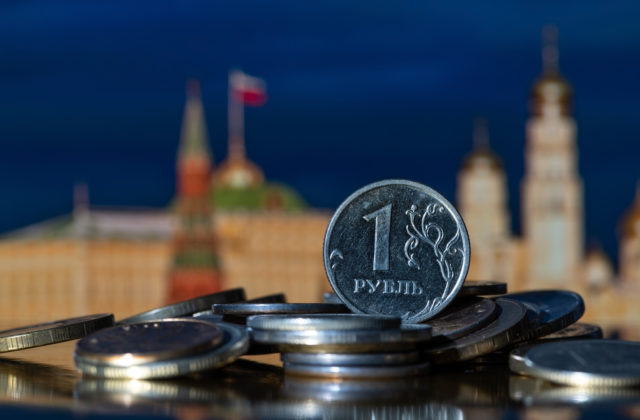 Nedostatok peňazí v Moskve je spôsobený viacerými faktormi, príjmy z ropy a plynu klesli o polovicu
