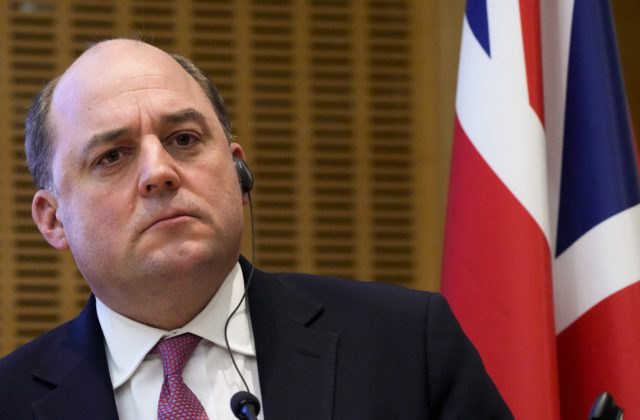 Britský minister obrany Wallace rezignoval, nahradí ho Shapps a vyskúša si už piatu funkciu