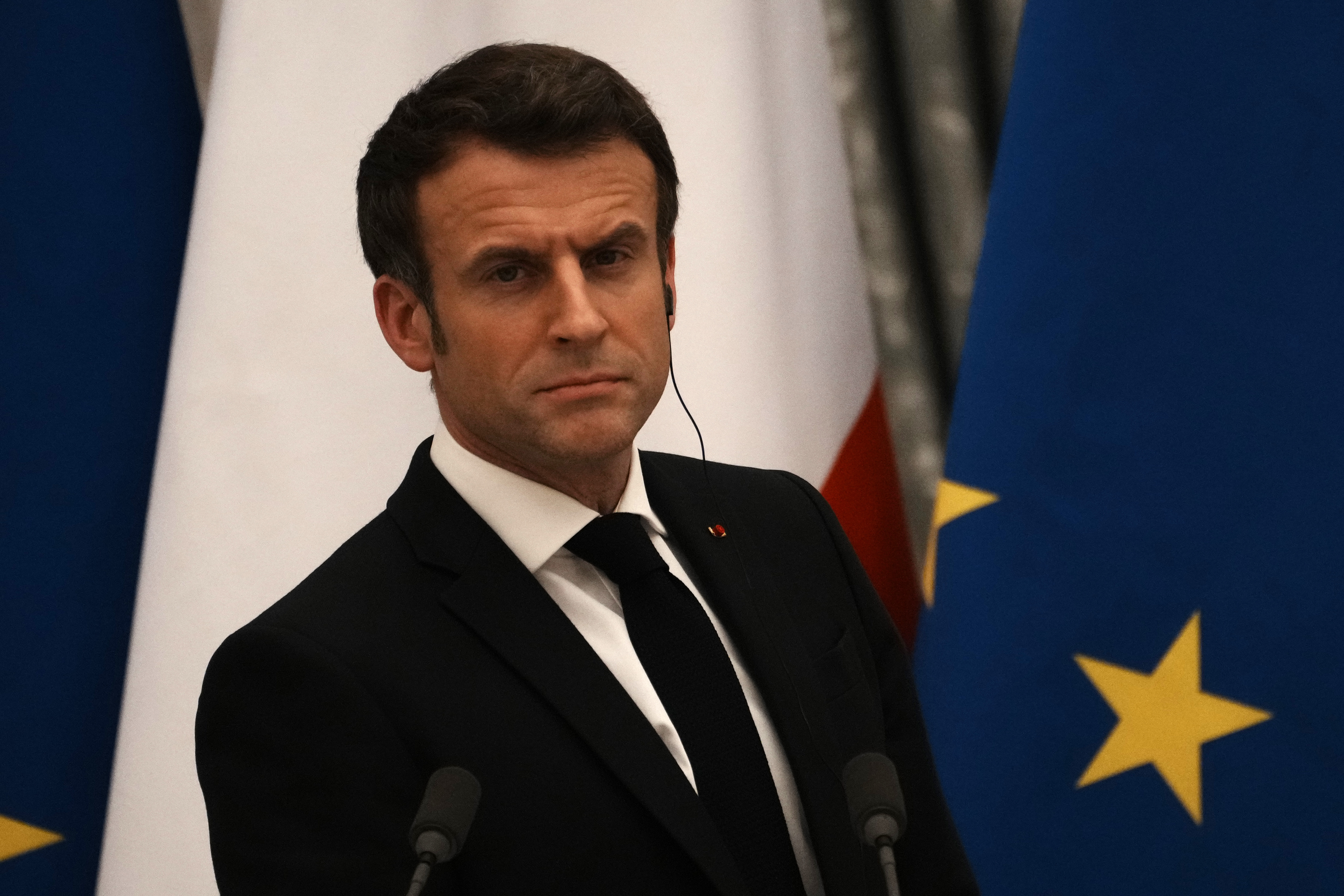 Macron sa rozhodol pri presadení dôchodkovej reformy obísť parlament. Očakáva sa návrh na vyslovenie nedôvery vláde