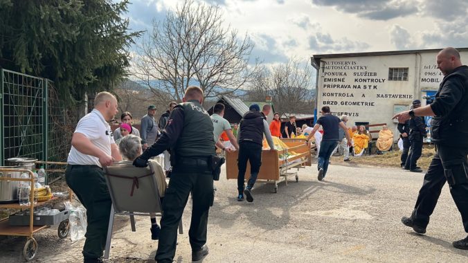 Hasiči, domov dôchodcov, požiar