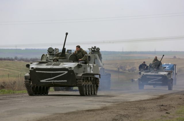 Rusi prišli o ďalšiu tisícku vojakov, ukrajinské sily im zničili aj 15 tankov a niekoľko bojových vozidiel