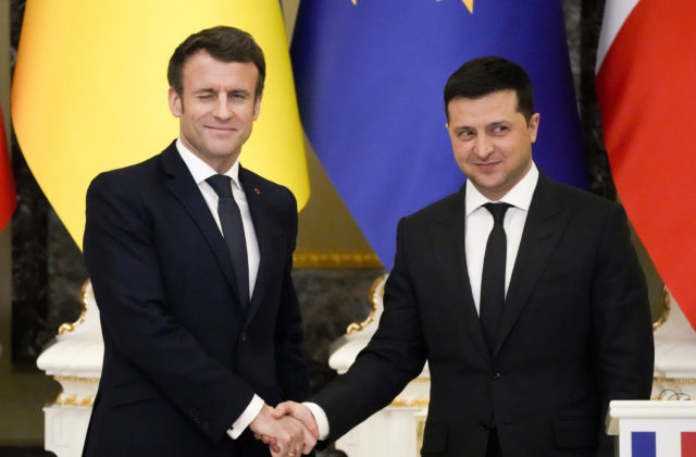 Francúzsko nie je vo vojne s Ruskom. Pomáhajú len odolávať votrelcovi na Ukrajine, tvrdí Macron