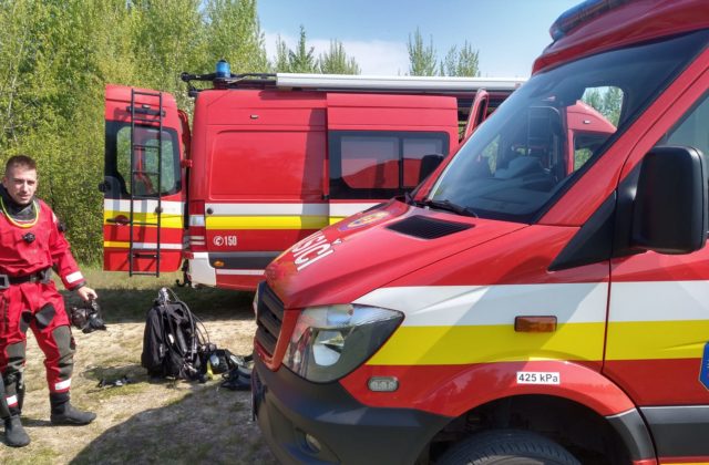 Hasiči zasahovali pri nehode traktora v lese pri obci Klenov, traktorista utrpel zranenie chrbtice