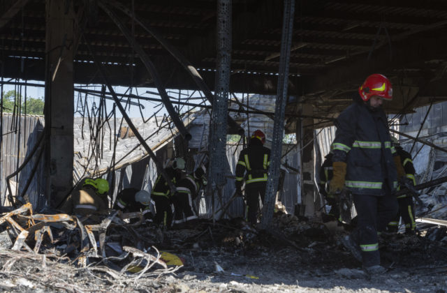 Ruský útok na Kremenčuk si vyžiadal jednu obeť, vyše desať civilistov utrpelo zranenia