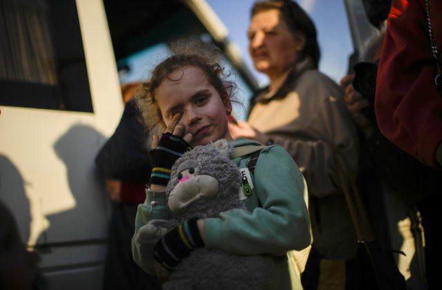 Rusko „vymýva mozgy“ deťom uneseným z Ukrajiny. Je to hrozné, hovorí Simmonsová