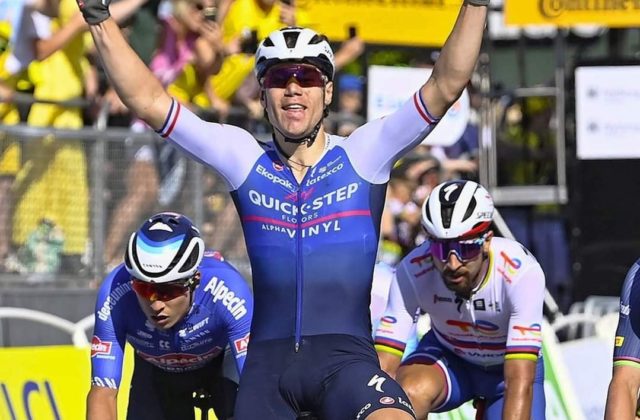 Holandský proficyklista Jakobsen odstúpil z Tour de France pre následky pádu