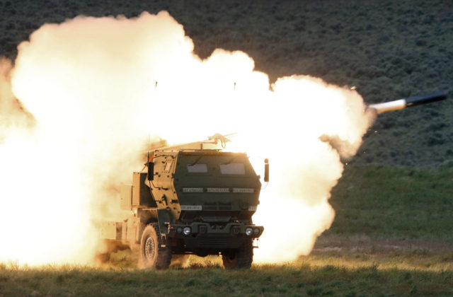 Ukrajinská delostrelecká brigáda raketometom HIMARS zničila ruský systém Tor-M2