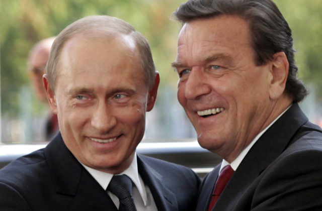 Sociálni demokrati nepotrestajú bývalého kancelára Schrödera za väzby na Rusko