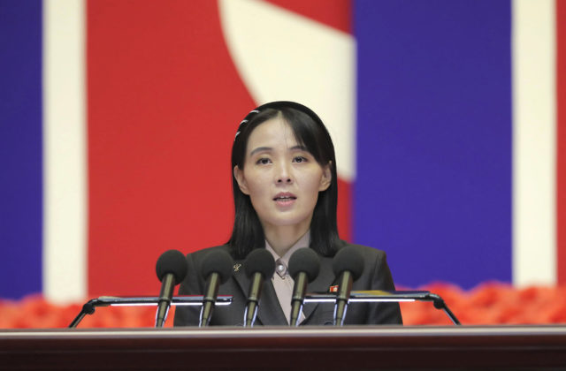Severná Kórea opäť strieľala blízko námornej hranice s Južnou Kóreou, sestra Kim Čong-una sa vysmiala Soulu