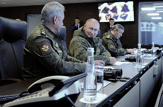 Ukrajine začína prichádzať sľúbená vojenská pomoc od Západu. Všetky zbrane budú zničené, odkazuje Rusko