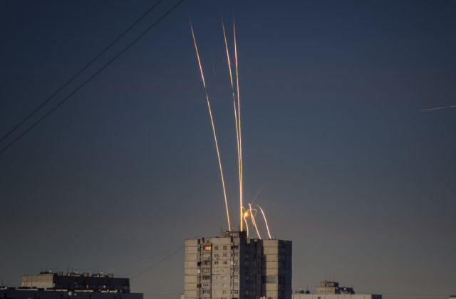 Rusko vypálilo na Ukrajinu 81 rakiet vrátane šiestich nadzvukových Kinžal, o život prišlo najmenej jedenásť ľudí