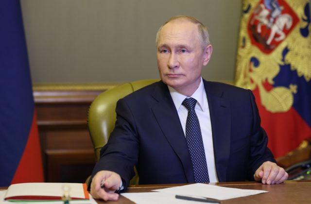 Putin podpísal nový zákon, zavádza prísne cestovné obmedzenia pre Rusov aj zneplatnenie pasov