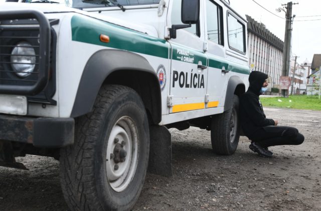 Národná jednotka boja proti nelegálnej migrácii zasahuje v Lučenci pre podozrenie z obchodovania s ľuďmi
