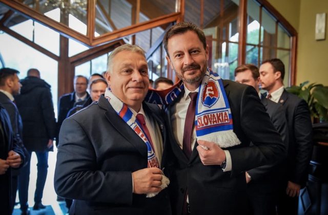Slovensko nie je odtrhnuté od Maďarska, ale Orbán od reality. Namiesto šálu má Heger pre neho šiltovku