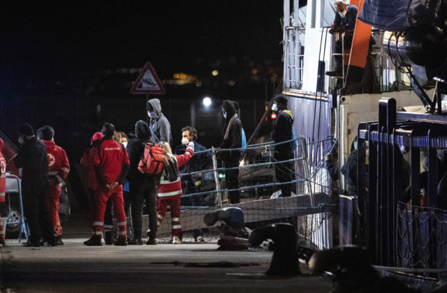 V Egejskom mori zachránili viac ako 200 migrantov z uviaznutej plachetnice