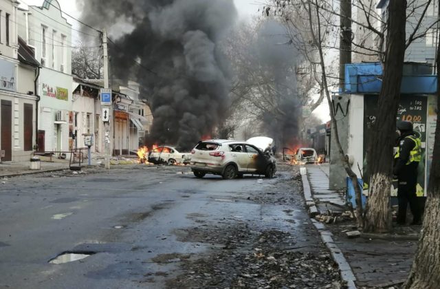 V Mariupoli vyletelo do vzduchu auto ruského vojenského veliteľa (video)