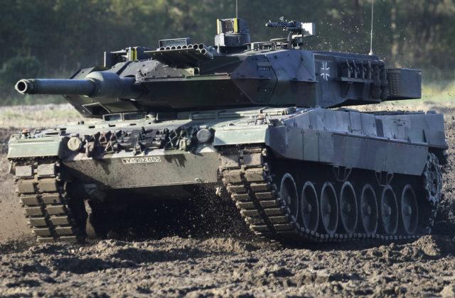 Na Ukrajinu dorazilo desať tankov Stridsvagn 122, ktoré sú švédskou verziou nemeckého tanku Leopard 2A5