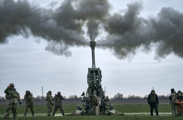 Ukrajinci sú radi ak za deň vypália z húfnice tridsať delostreleckých granátov, aj to je už luxus