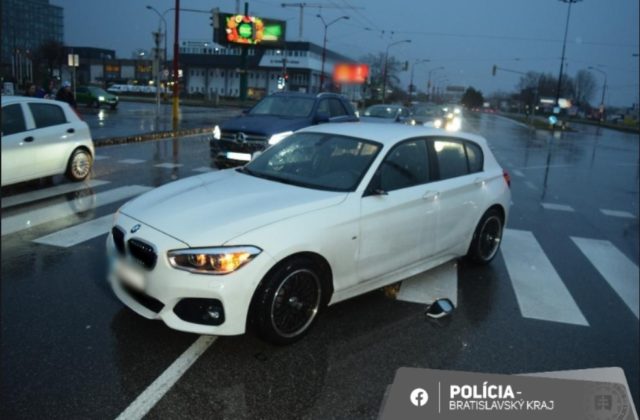 Chodkyňa prešla cez prechod na červenú, vodička BMW už nedokázala zabrzdiť (foto)