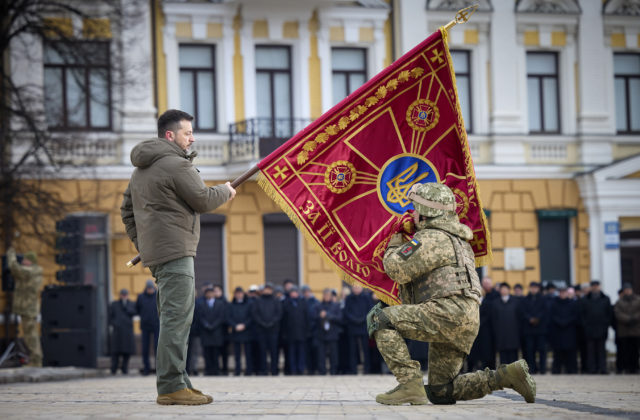 Vy rozhodnete, či bude Ukrajina existovať, prihovoril sa Zelenskyj vojakom na prvé výročie začiatku invázie (video)