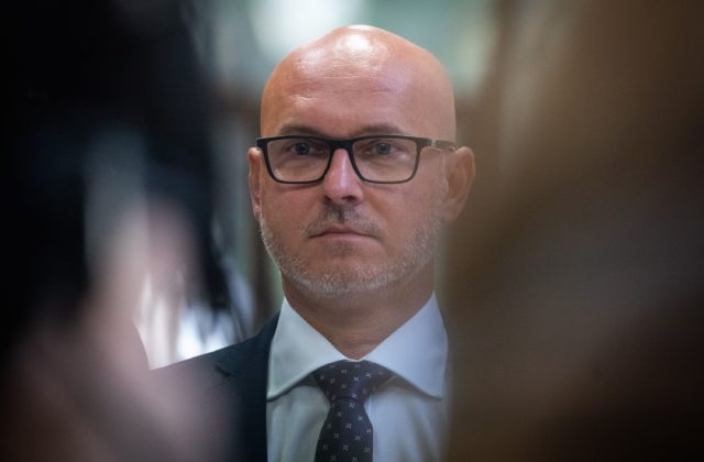 Gröhling skritizoval ministra Horeckého za jeho názor na nápad Matoviča dať 500 eur  za účasť na voľbách