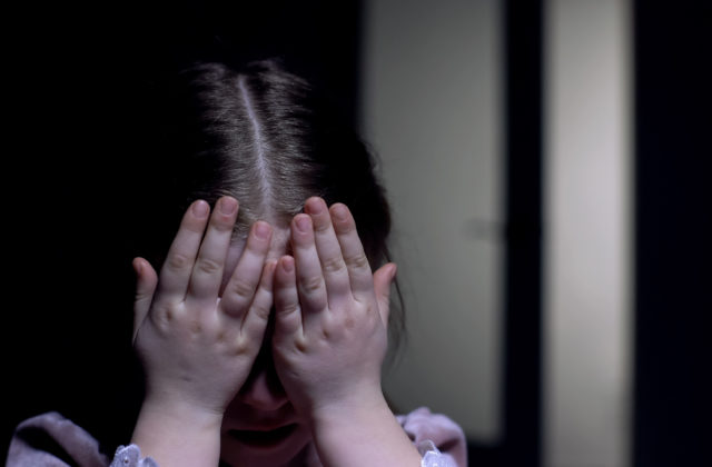 Muža v Austrálii obvinili zo sexuálneho zneužitia viac ako 90 detí, ide o jeden z najstrašnejších prípadov