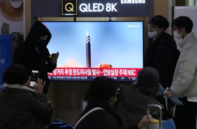Severná Kórea odpálila balistickú strelu dlhého doletu, Tokio komunikuje s Washingtonom a Soulom