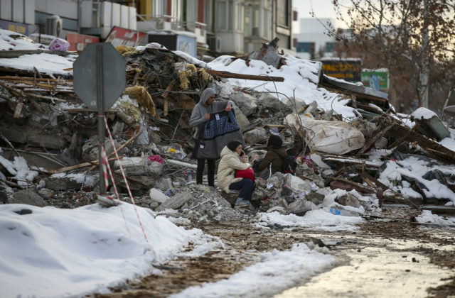 Mŕtvych po zemetrasení v Turecku a Sýrii je už viac ako 33-tisíc, okno na prežitie pod troskami sa rýchlo uzatvára (video+foto)