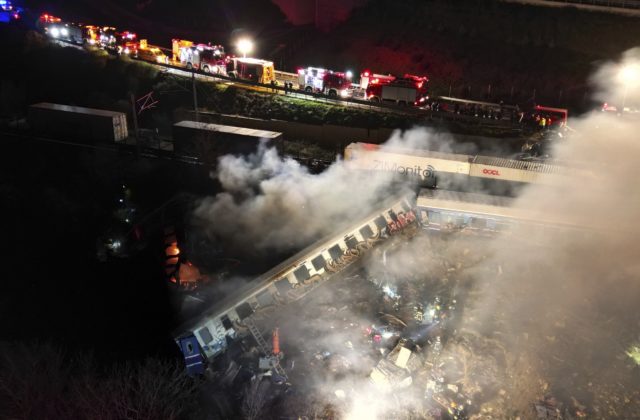 Zrážku vlakov v Grécku, ktorú neprežili desiatky ľudí, zrejme zapríčinila ľudská chyba (video+foto)