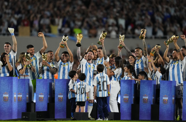 Hviezdny Messi strelil 800. gól v kariére, titul majstrov sveta oslávili Argentínčania s fanúšikmi