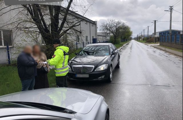 Vodič so zákazom šoférovania sa vymenil so spolujazdkyňou, policajti nakoniec museli vytiahnuť zbraň (foto)