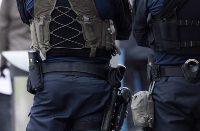 Vo Švédsku zatkli päť mužov podozrivých z terorizmu v súvislosti s pálením Koránu